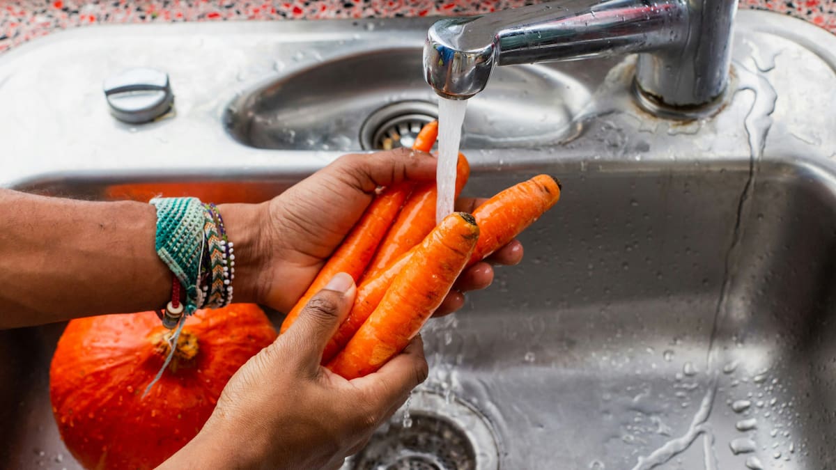 Lavar frutas y verduras. Foto: Unsplash