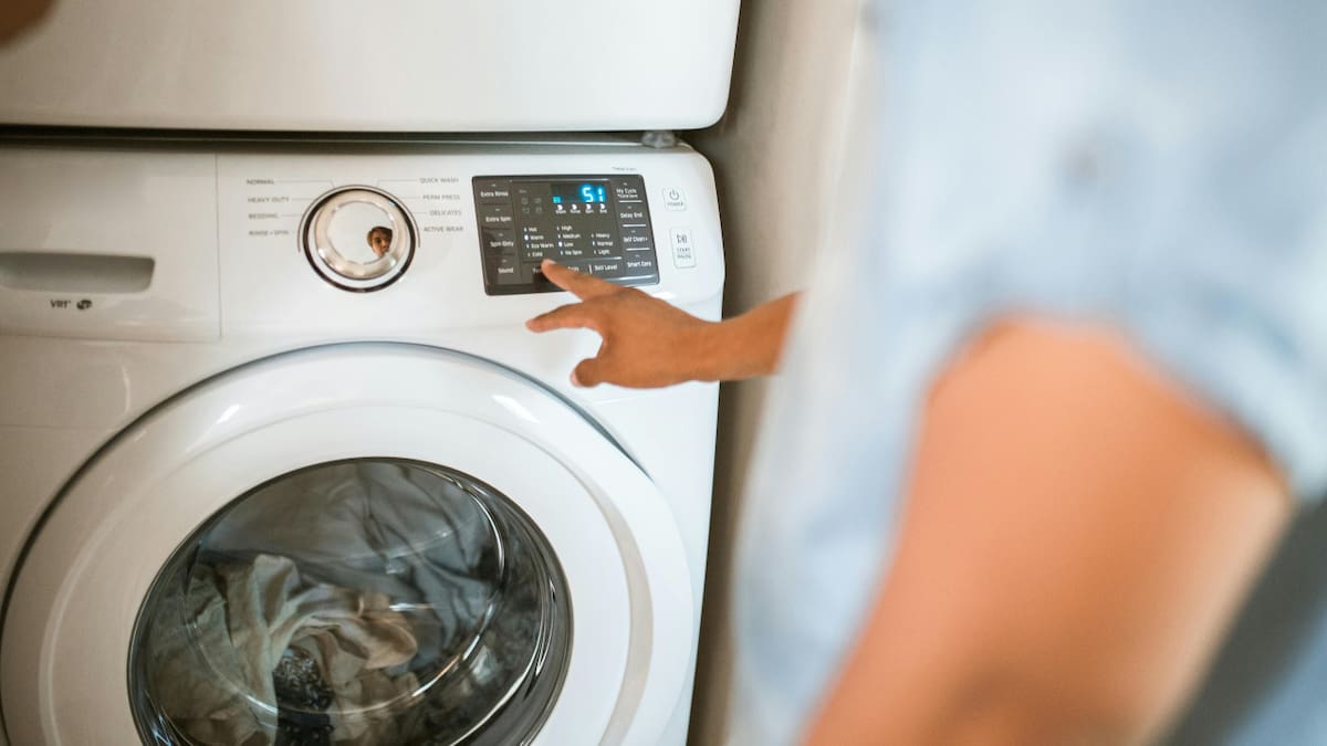 Truco casero: cómo eliminar los pelos de la ropa con un modo clásico del lavarropas
