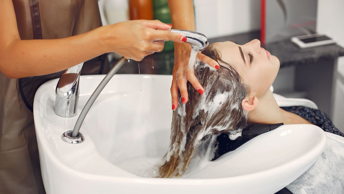 Los peluqueros revelan cómo combatir el frizz y conservar el brillo.