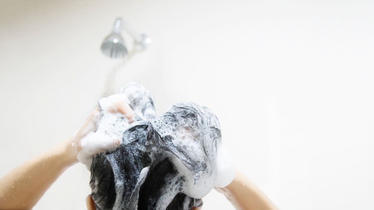 Lacio, rizado o con frizz: cuáles son las claves para elegir bien el shampoo, según los dermatólogos