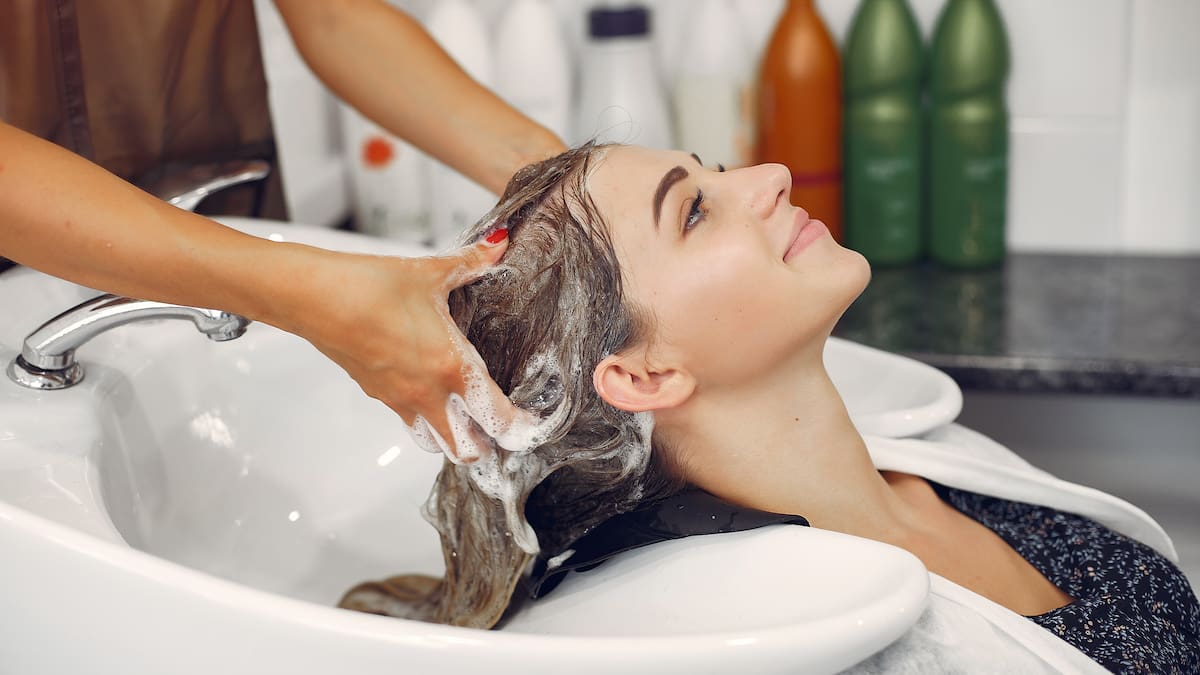 Los peluqueros coinciden: “Hay que aplicar el shampoo despúes del acondicionador”