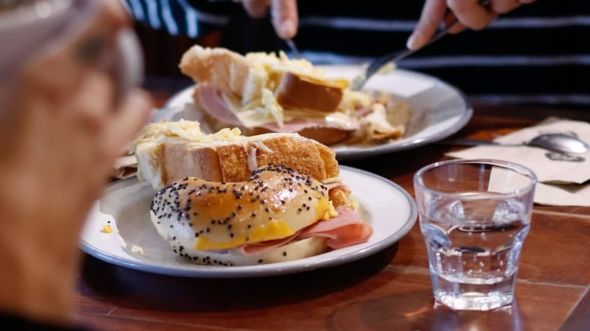 Crisis en una importante cadena de panaderías y cafeterías: acumula deudas por más de $500 millones, 175 cheques rechazados y dos pedidos de quiebra