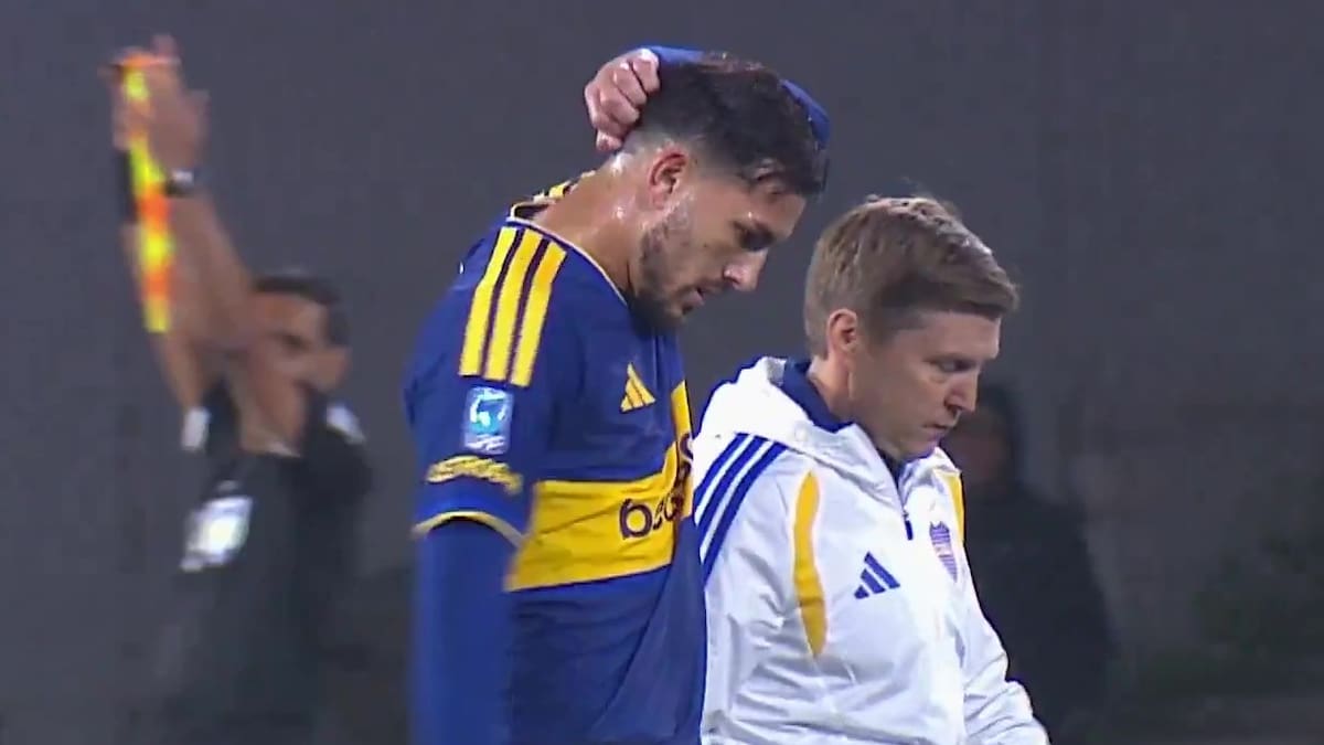 Leandro Paredes sale lesionado en el partido entre Boca e Instituto.