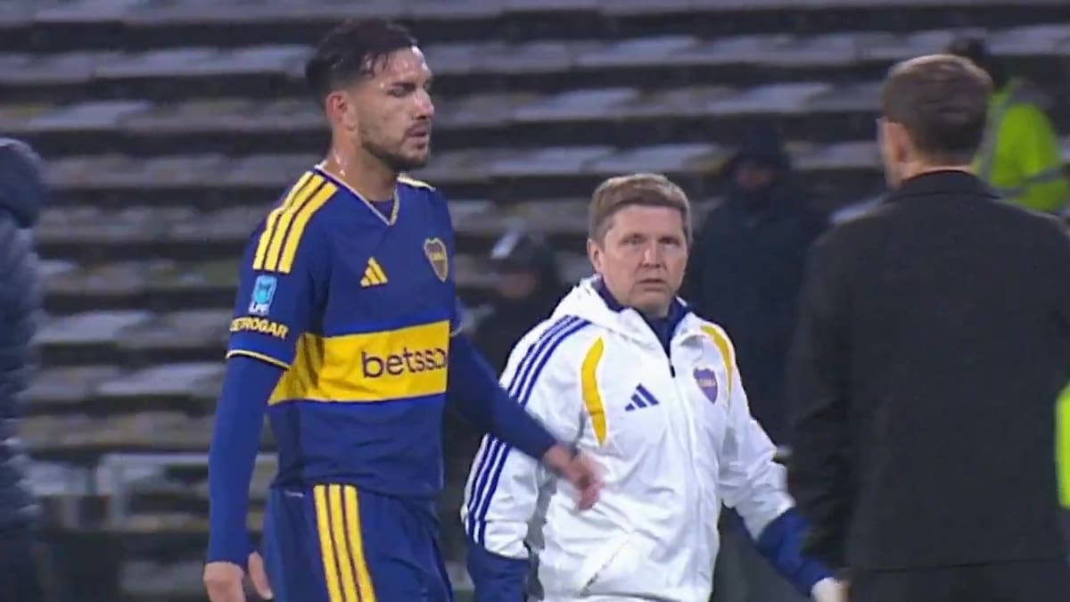 Leandro Paredes sale lesionado en el partido entre Boca e Instituto.