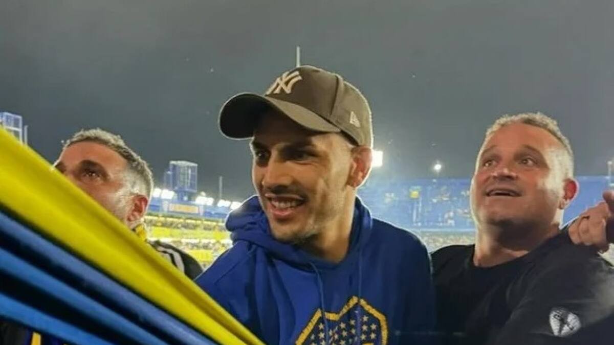 Leandro Paredes en la popular de Boca en el duelo ante Nacional de Potosí. Foto: NA.