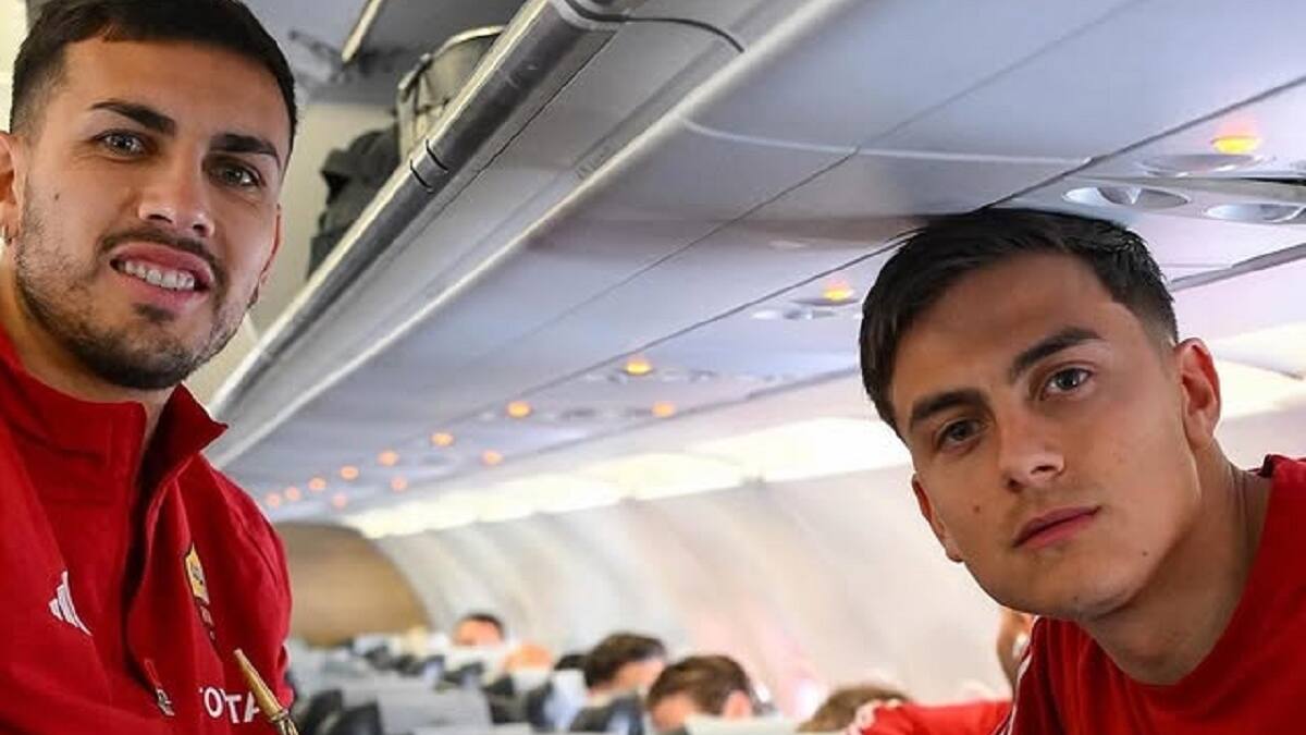 Leandro Paredes junto a Paulo Dybala