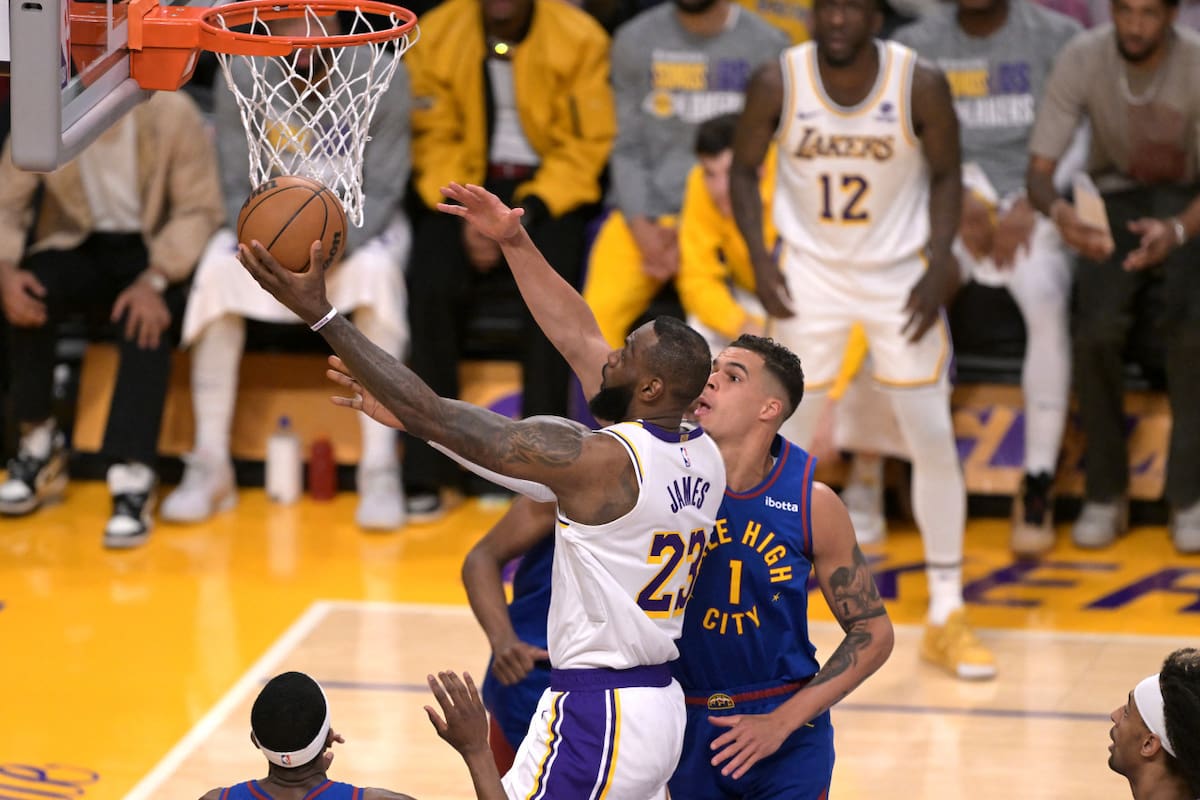 LeBron James anotó 26 puntos en la derrota ante Denver Nuggets. Foto: Reuters.