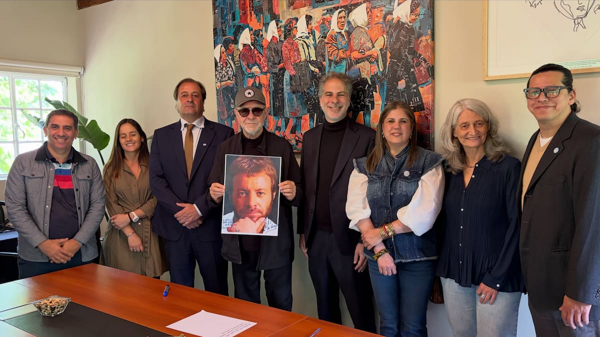 León Gieco recibiendo el título de Doctor Honoris Causa.