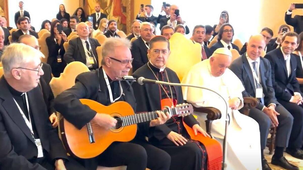 León Gieco emocionó al papa Francisco durante su show en el Vaticano. Foto: captura de video.