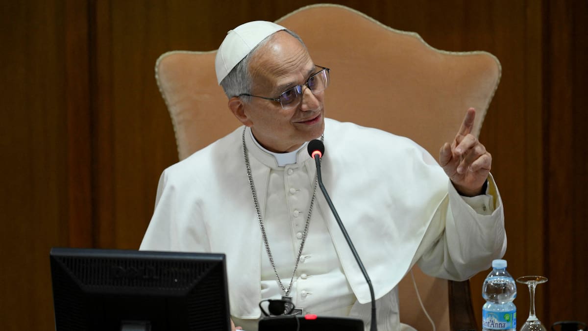 León XIV ante cardenales en el Vaticano. Foto: REUTERS.