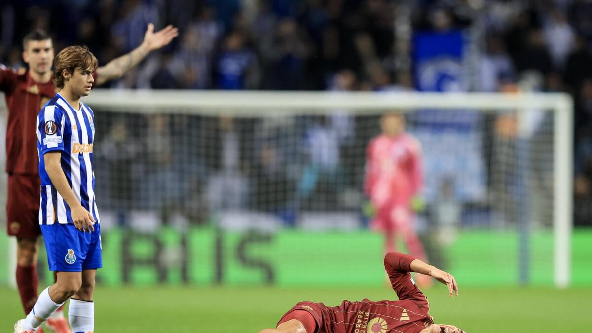 Lesión de Paulo Dybala en el duelo entre Porto y Roma por la Europa League. Foto: EFE.