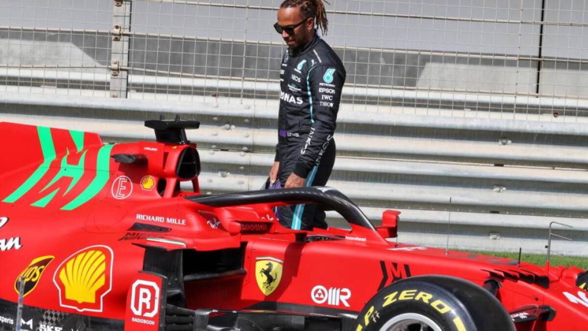 Lewis Hamilton con el auto Ferrari.