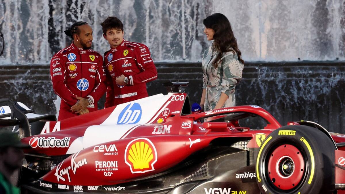 Lewis Hamilton y Charles Leclerc en Ferrari. Foto: Reuters (Claudia Greco)