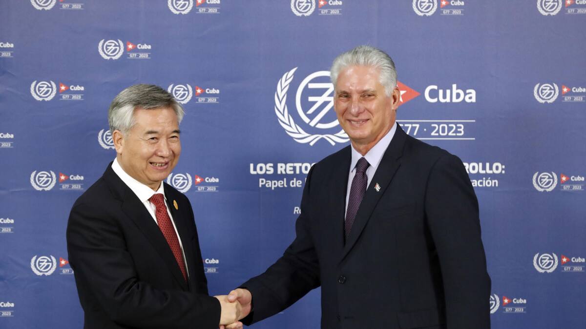 Li Xi y Díaz Canel en la cumbre del G77. Foto: EFE.