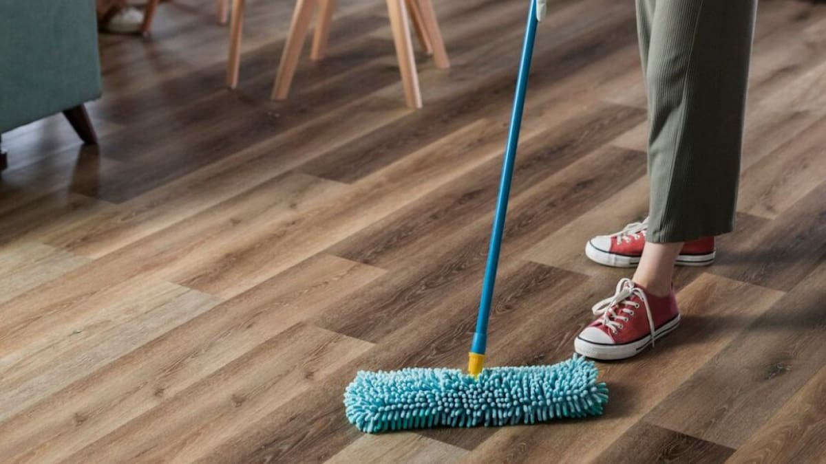 Usar vinagre para limpiar los pisos ayuda a atraer la buena energía