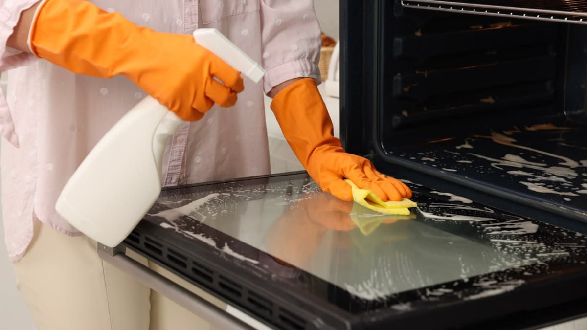Los expertos en limpieza concuerdan en cómo limpiar el vidrio del horno y eliminar la grasa pegada sin frotar de más