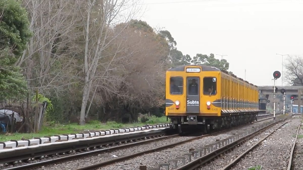 Subtes circulando por las vías del tren en CABA: la histórica relación entre dos líneas que nunca dejaron de estar conectadas