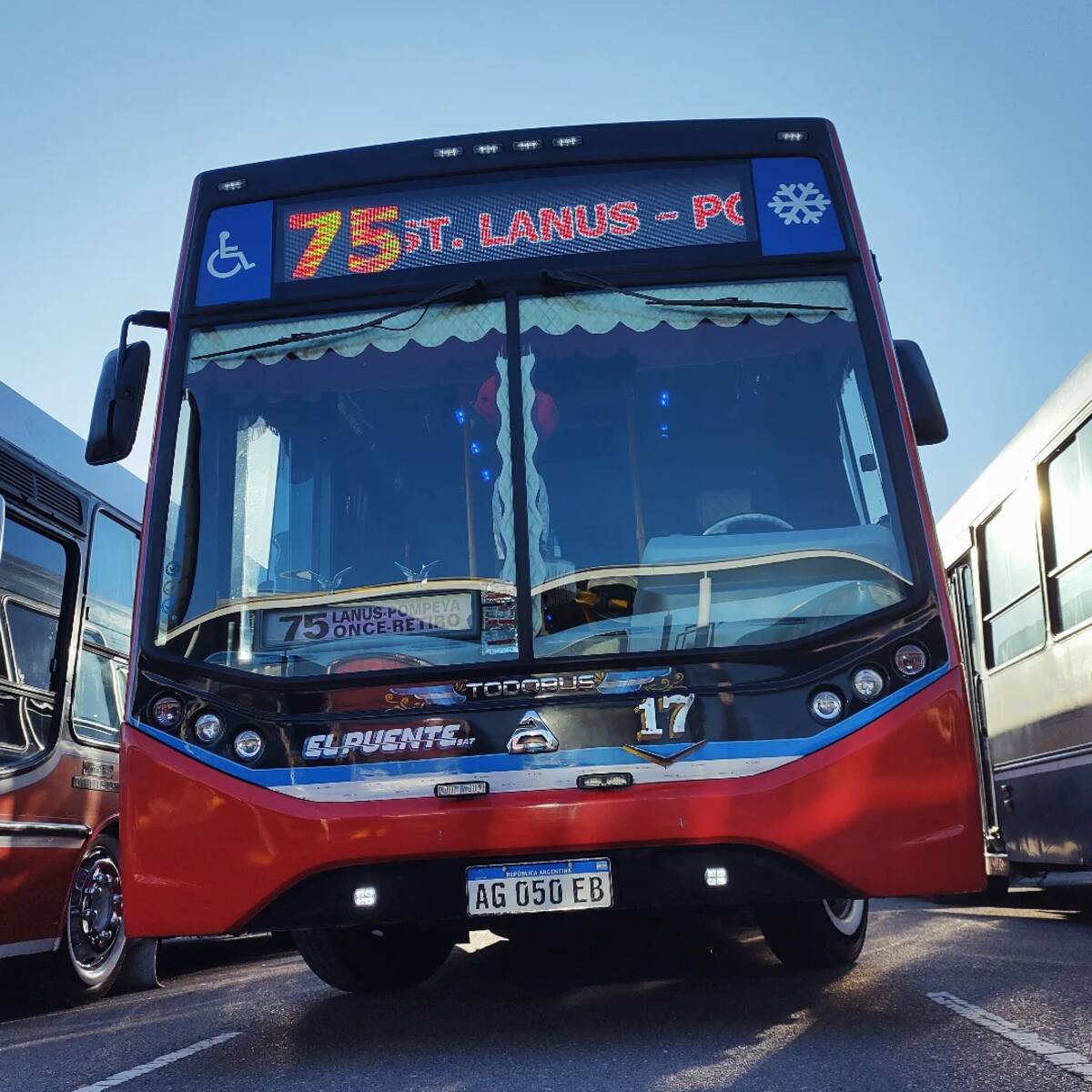 Línea de colectivo 75.