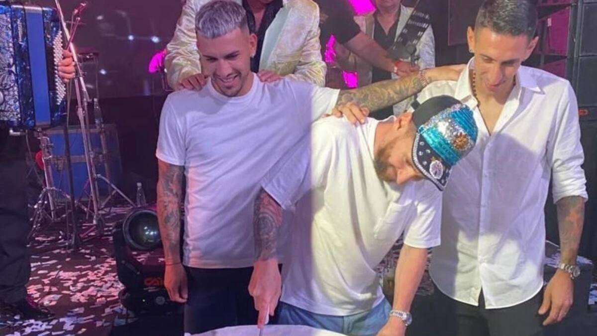 Lionel Messi, Ángel Di María y Leandro Paredes en la fiesta de campeones del mundo.