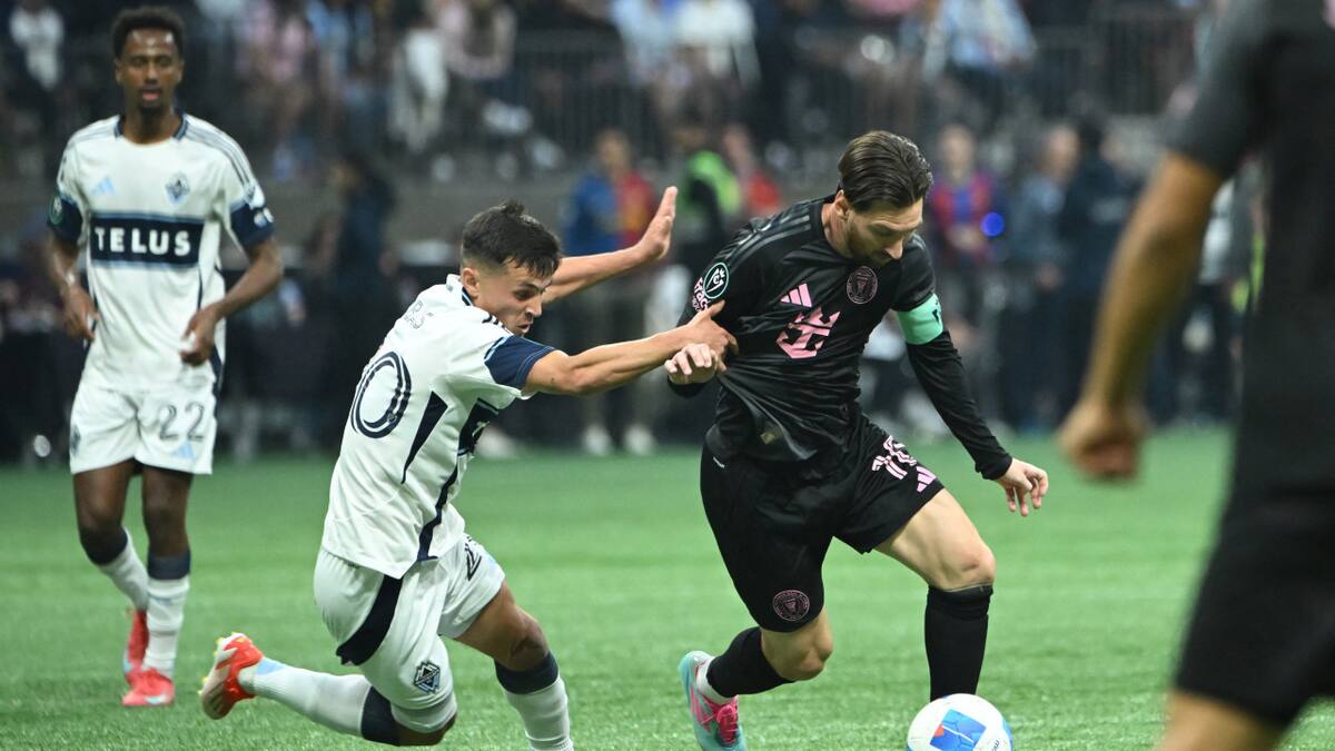 Lionel Messi ante Andrés Cubas en la Concachampions. Foto: REUTERS.