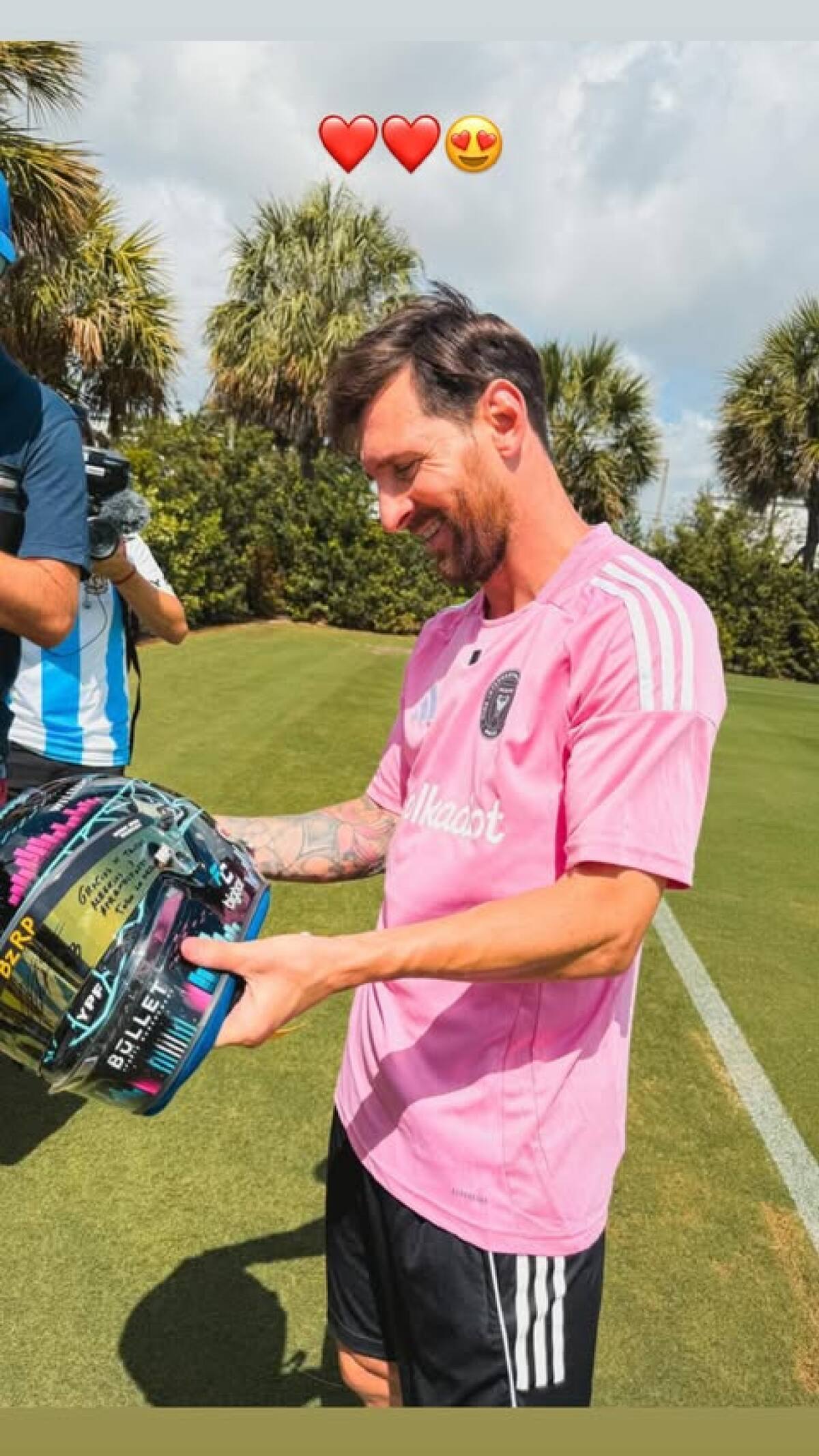 Lionel Messi con el casco que le regaló Franco Colapinto. Foto: Instagram @francolapinto