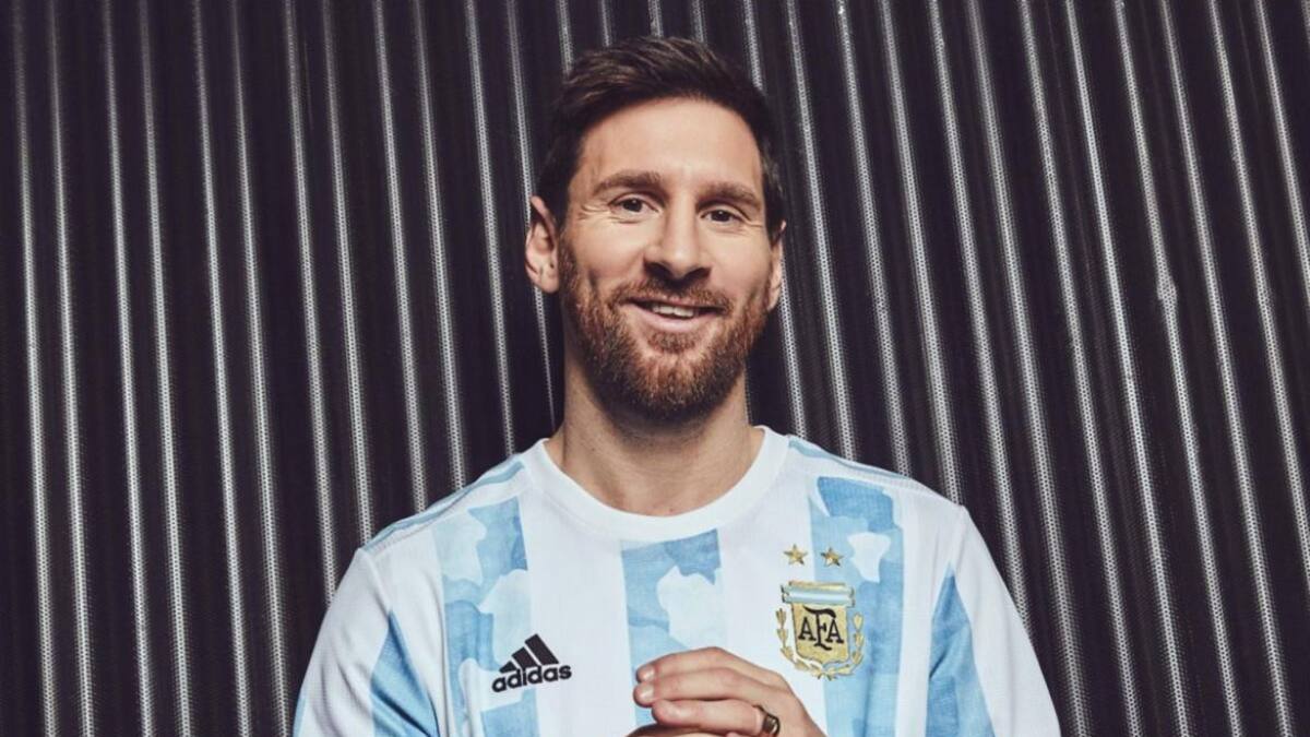 Lionel Messi con la nueva camiseta de la selección argentina.