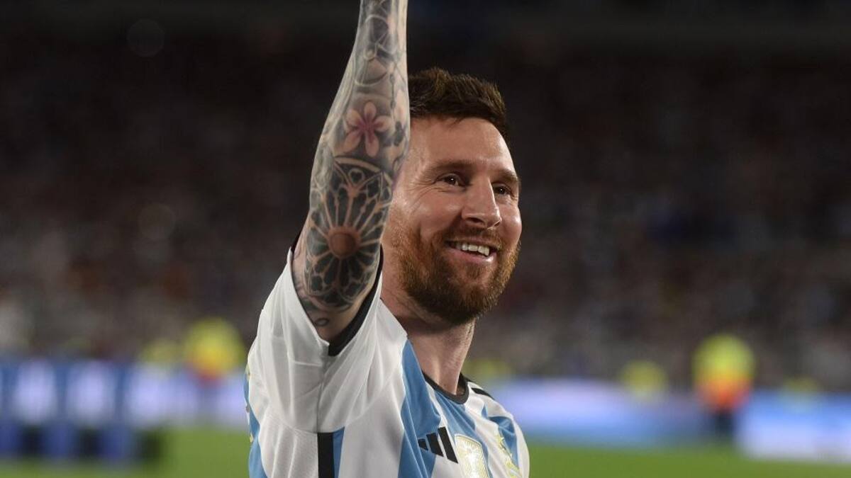 Lionel Messi cumplió y se tatuó el 5 de copas. Foto: NA.