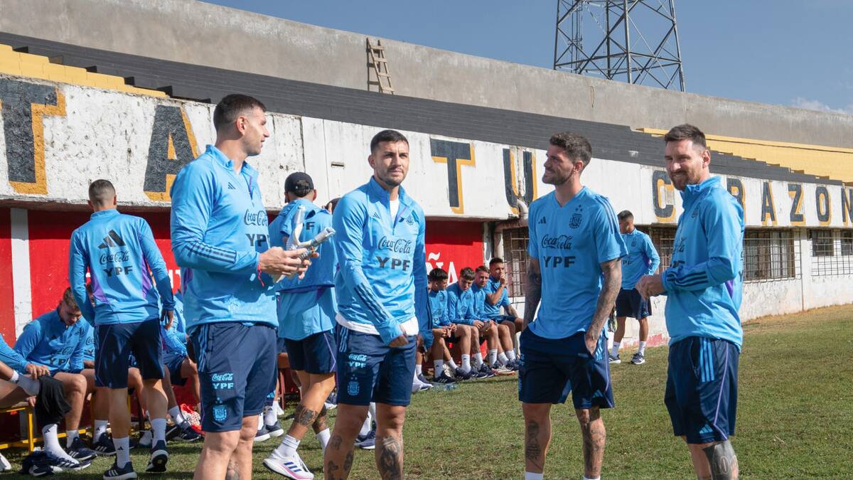 Lionel Messi entrenó diferencia y es duda ante Bolivia. Foto: NA.