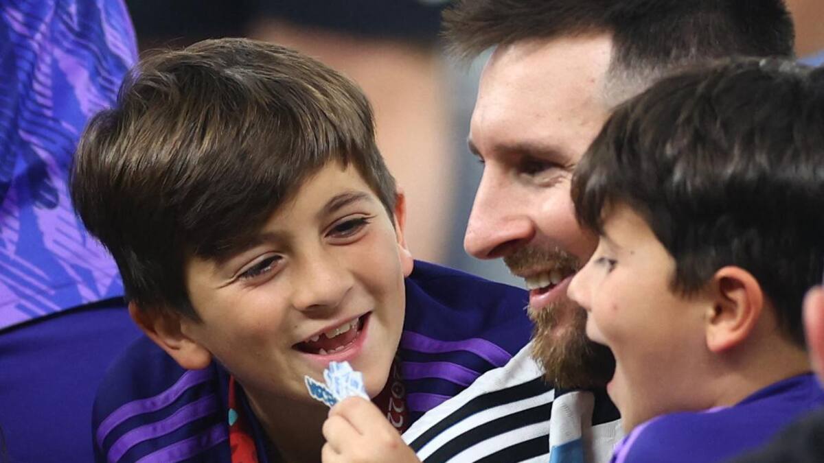 Lionel Messi junto a Thiago y Mateo. Foto: REUTERS.