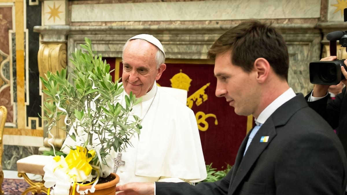 En 2013, Lionel Messi le regaló un olivo al Papa Francisco: el significado de obsequiar este árbol, según el feng shui