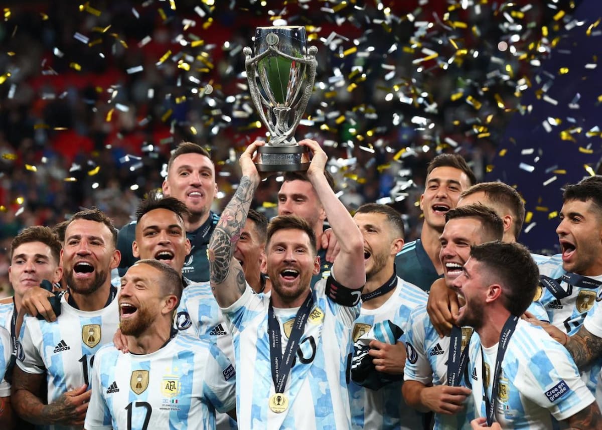 Lionel Messi levantando el trofeo de la Finalissima 2022. Foto: Reuters.