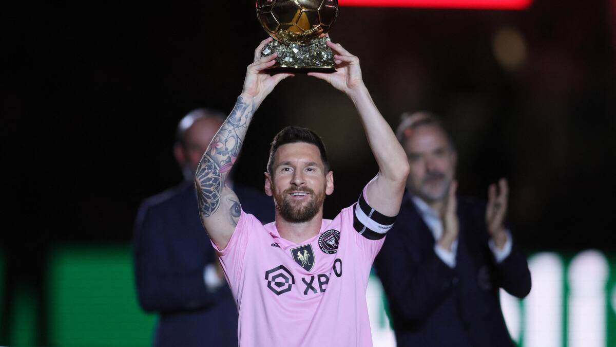 Lionel Messi presenta su octavo Balón de Oro. Foto: Reuters