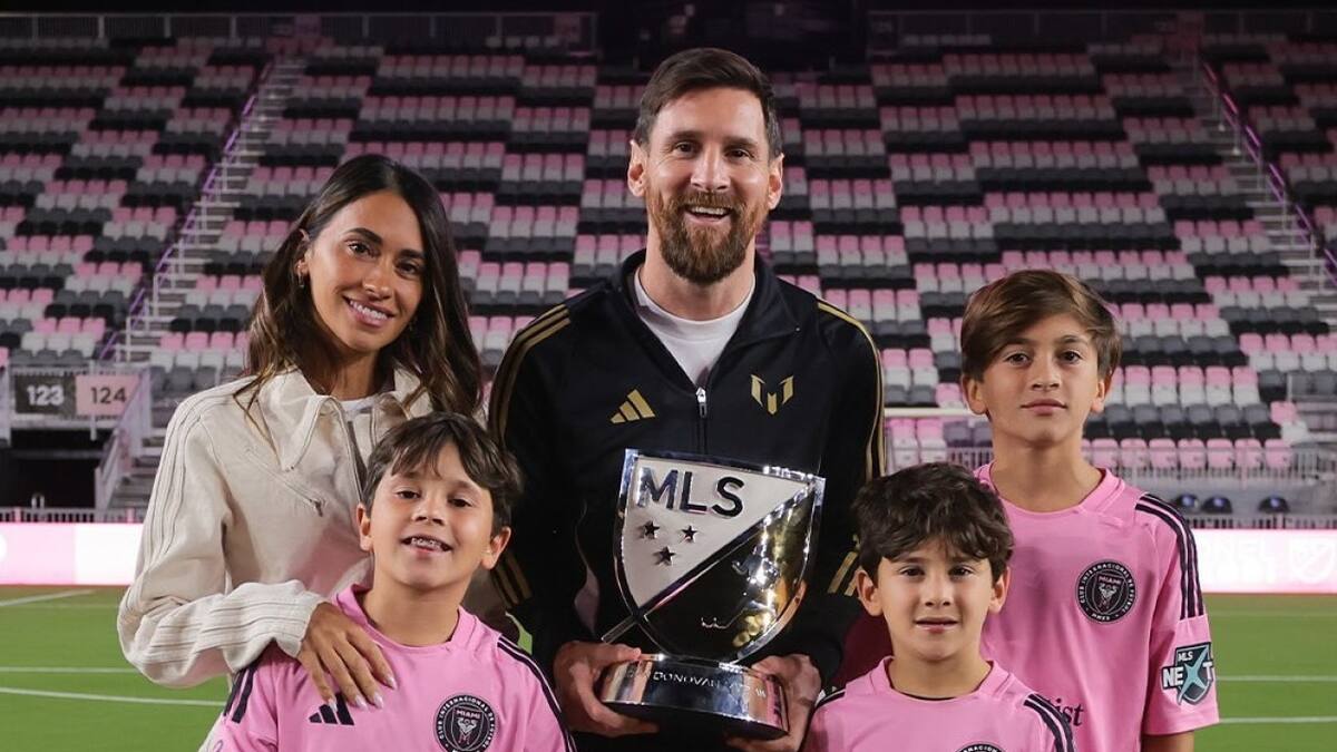 Lionel Messi y su familia con el premio a mejor jugador de la temporada 2024 en la MLS. Foto: @MLS.