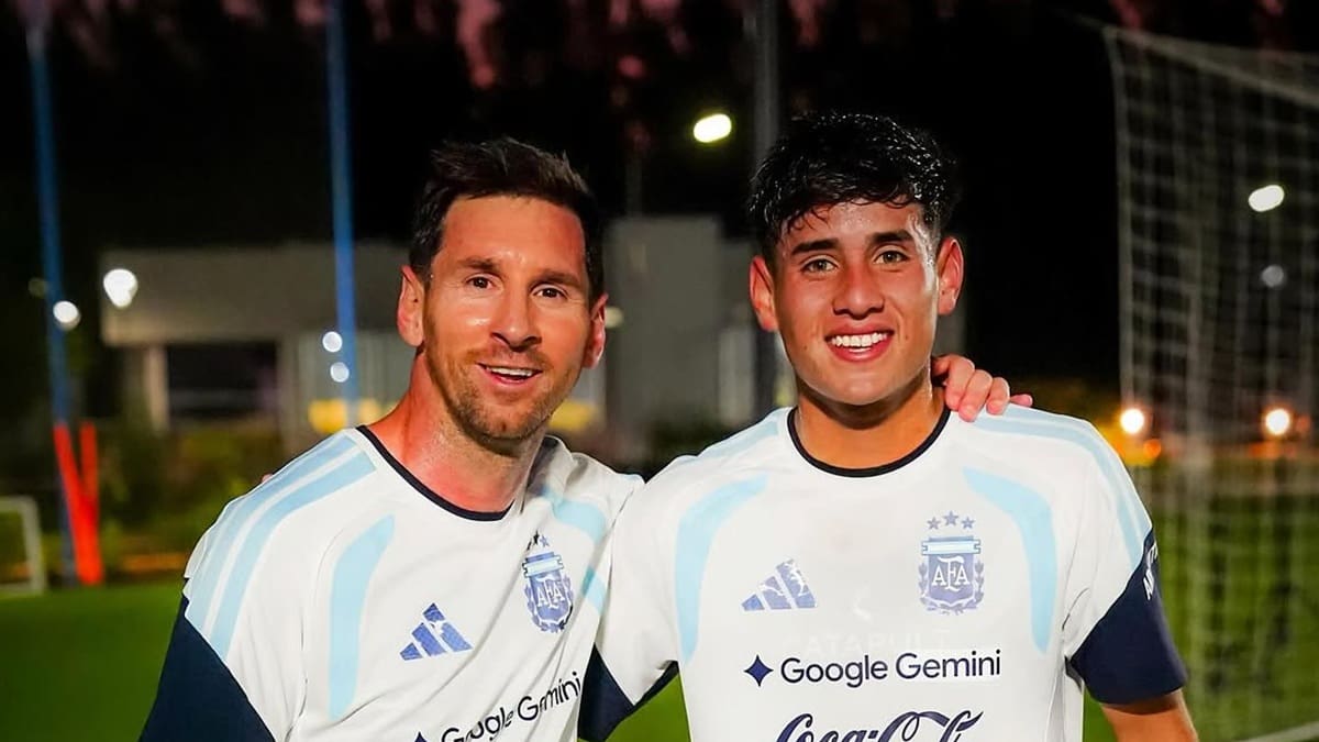 Lionel Messi y Tomás Aranda durante un entrenamiento con la Selección Argentina.
