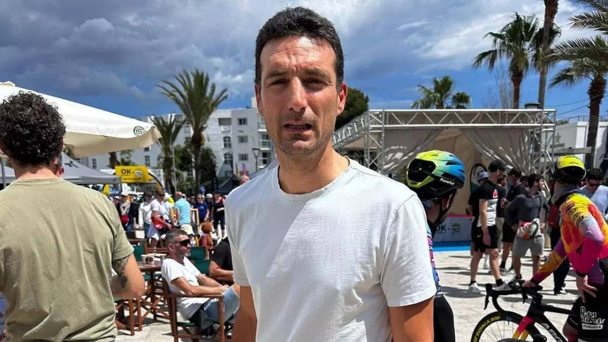 Lionel Scaloni en competencia de ciclismo en Mallorca. Foto: Gentileza Diario de Mallorca.