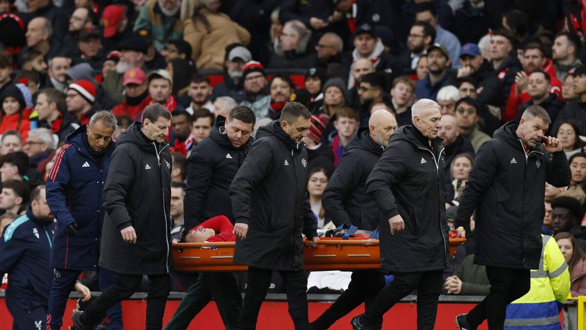 Lisandro Martínez se lesionó en el partido del Manchester United vs Crystal Palace. Foto: Reuters/Jason Cairnduff