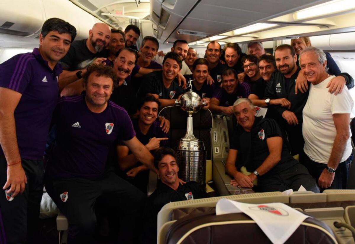 Llegada de River a Ezeiza con Copa Libertadores (Foto: Twitter River)
