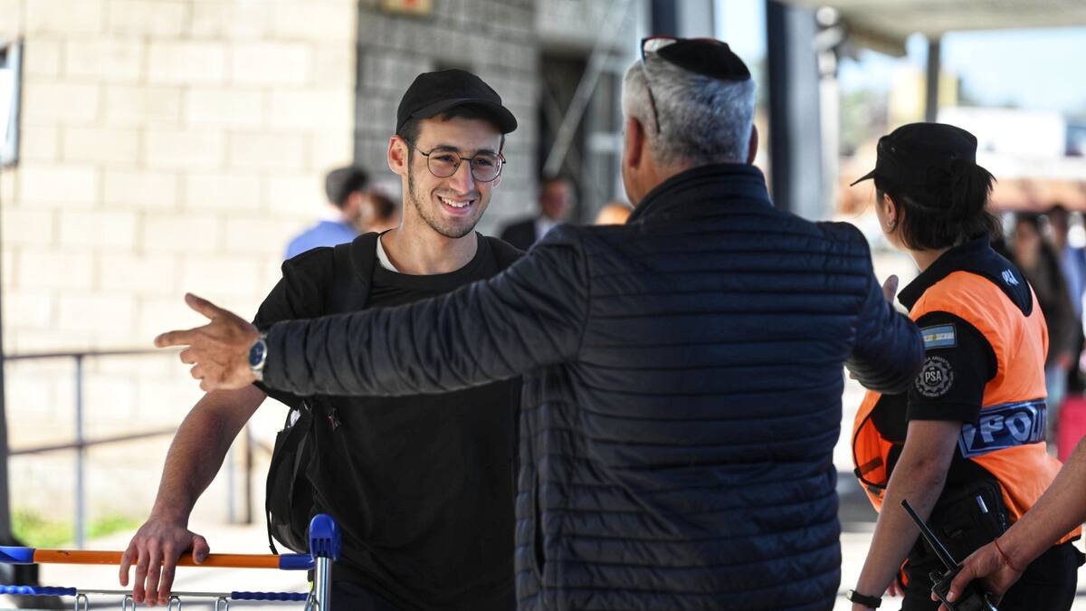 Llegó el tercer vuelo con argentinos repatriados de Israel. Foto: Télam.