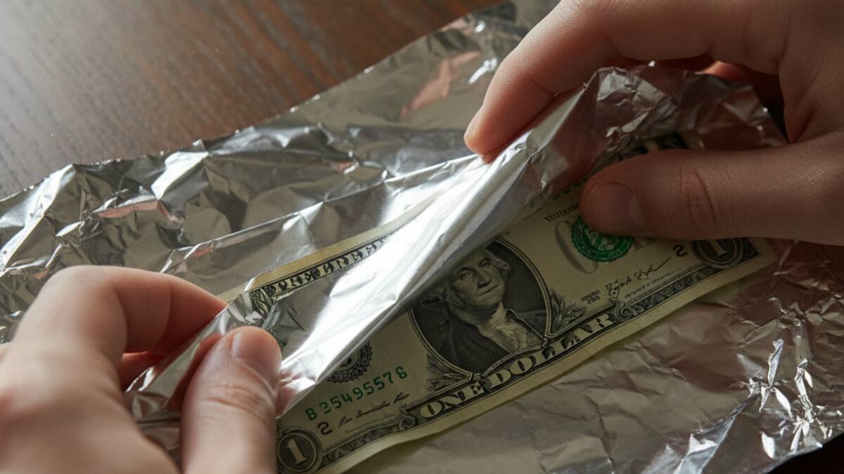 El misterio del dólar envuelto en papel aluminio dentro de la billetera: la explicación del Feng Shui a la tendencia del momento