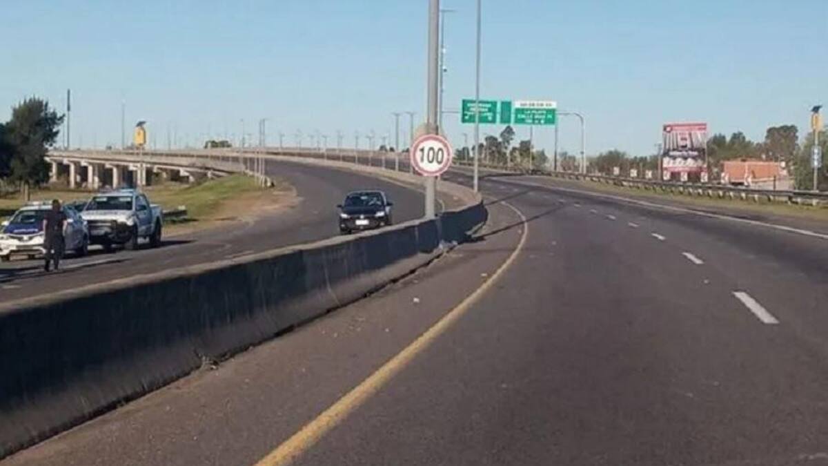 Lluvia de billetes generó caos de tránsito en la Autopista Buenos Aires-La Plata, Foto: gentileza El Día