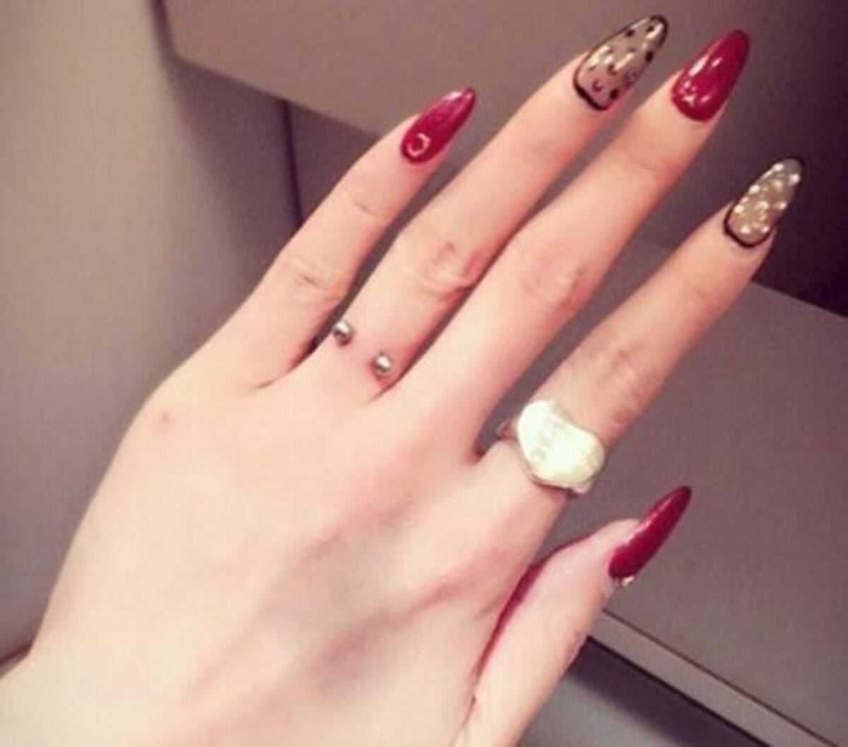 Lo último: Piercing en los dedos como anillos de boda