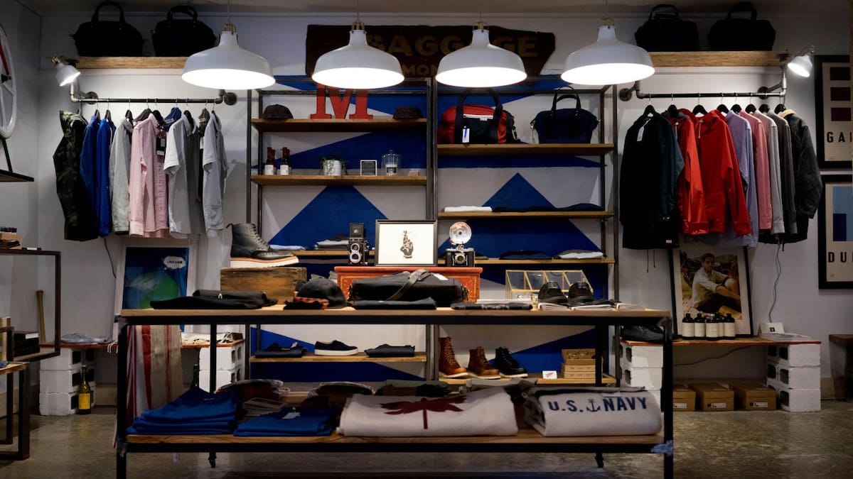 La marca, que llegó a ser un ícono de la moda durante las décadas de los 80 y 90, se declaró en quiebra. Foto: Unsplash.