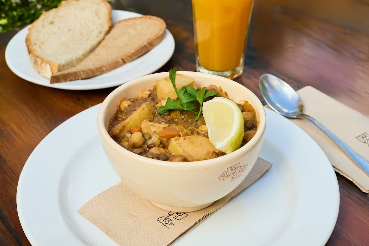 Locro vegano con salsa chimichurri y cajú. Foto: Le Pain Quotidien.