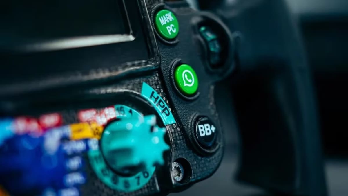 Logo de WhatsApp en volantes de la F1. Foto: X/ @Mercedes