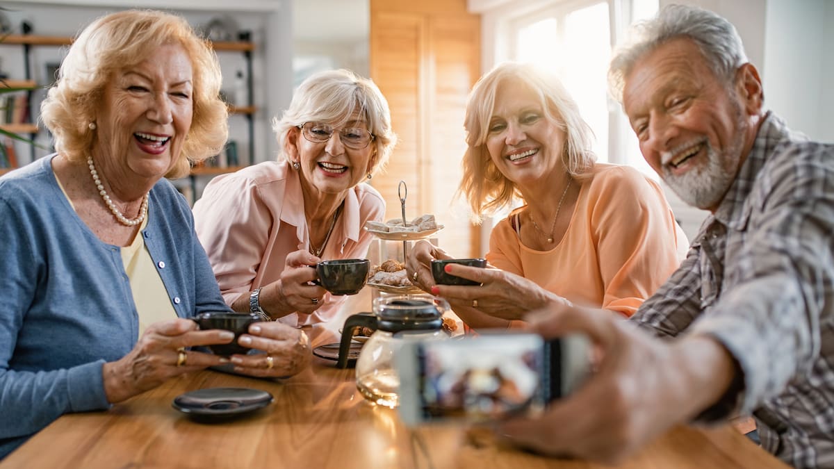 El secreto de la felicidad no es el dinero: cuál es la verdadera clave para vivir más años y ser feliz, según Harvard