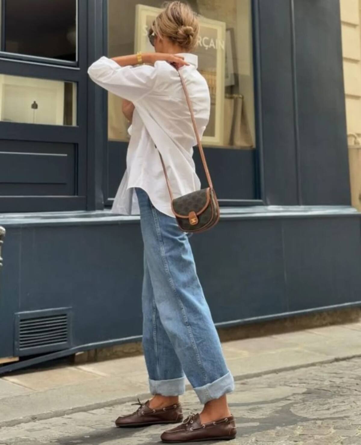 Look con zapatos nauticos. Foto Pinterest Argi Papazoglou