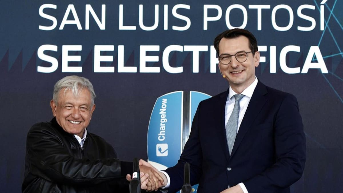 López Obrador con el miembro del Consejo de Administración de BMW AG, Milan Nedeljkovic. Foto: EFE.