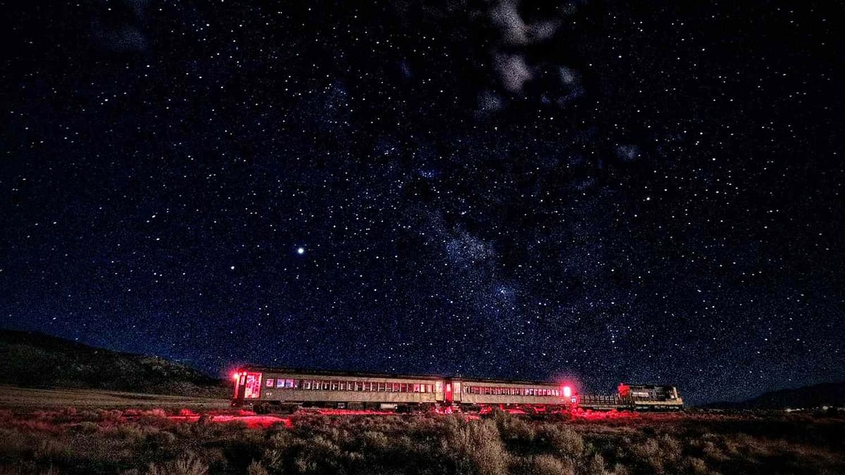 Trenes bajo las estrellas: los 5 viajes nocturnos más increíbles del mundo para ver la Vía Láctea y auroras boreales
