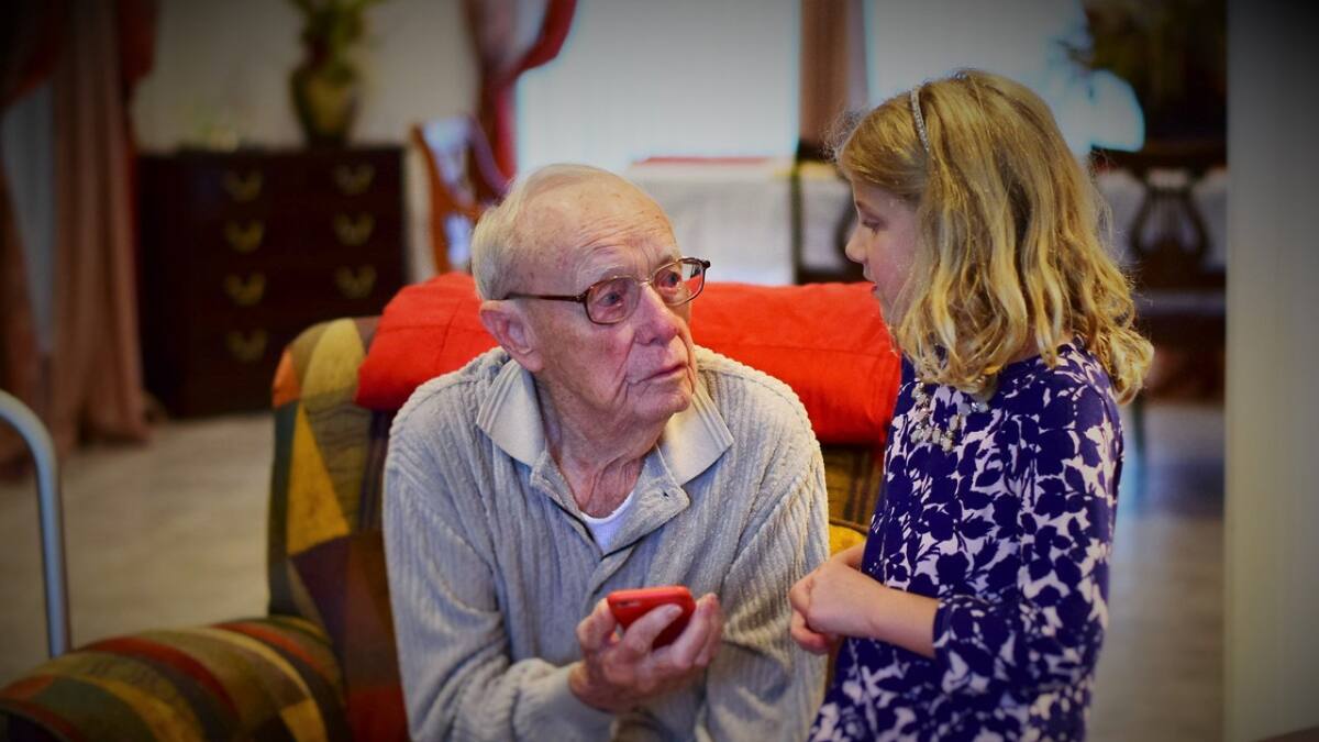 Los adultos mayores tienen mejor memoria visual que los jóvenes al ser distraídos. Foto: Unsplash.