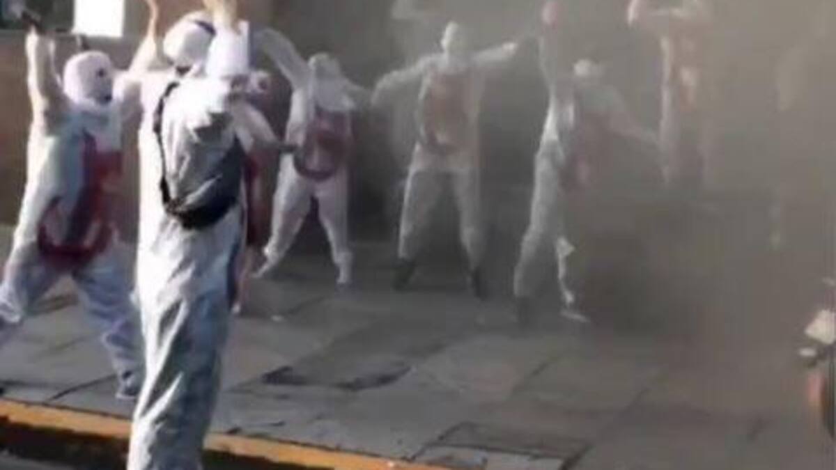 Los barras disfrazados de "Fantasmas de la B" en la sede de Independiente. Foto: captura de video.